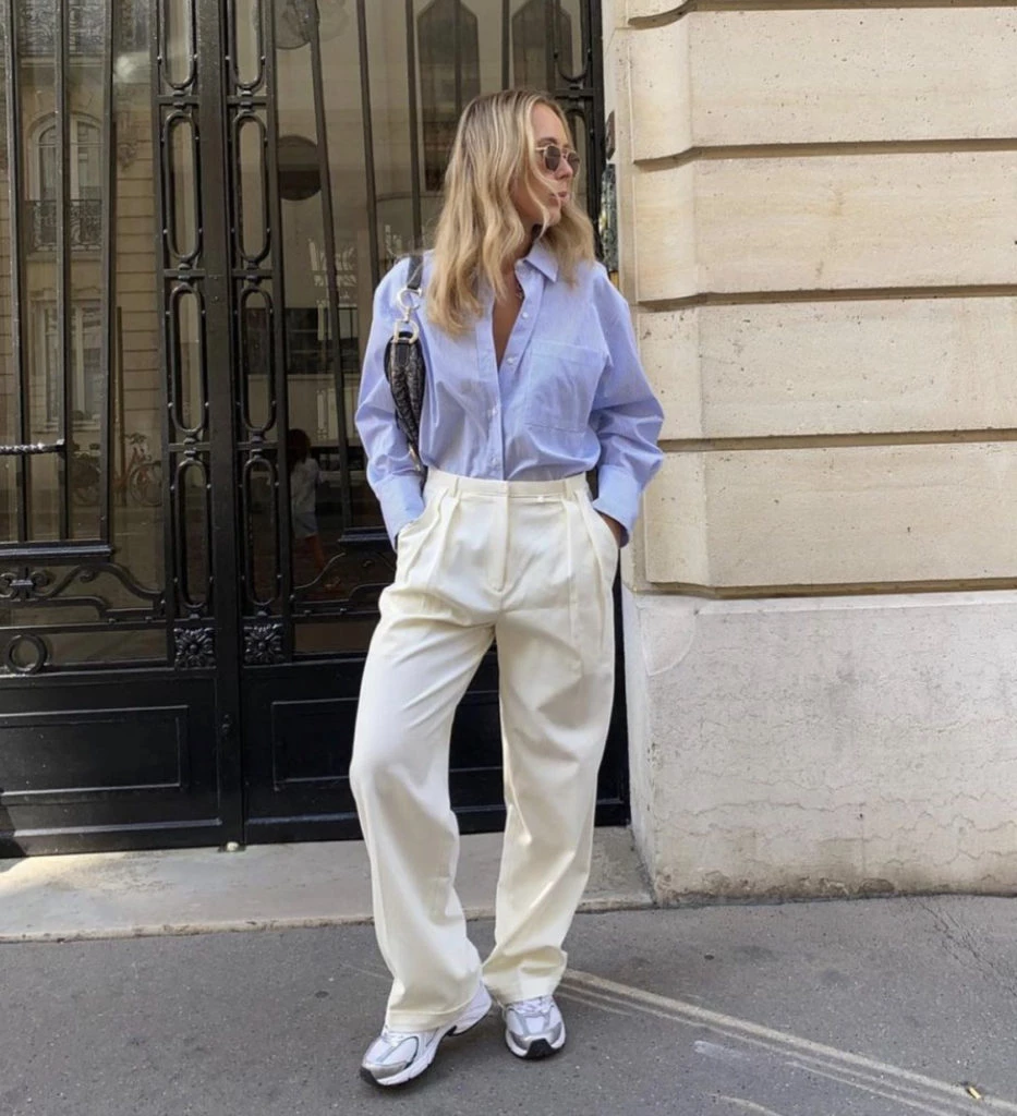 Look casi formal con zapatillas deportivas. Foto @dimodaa.