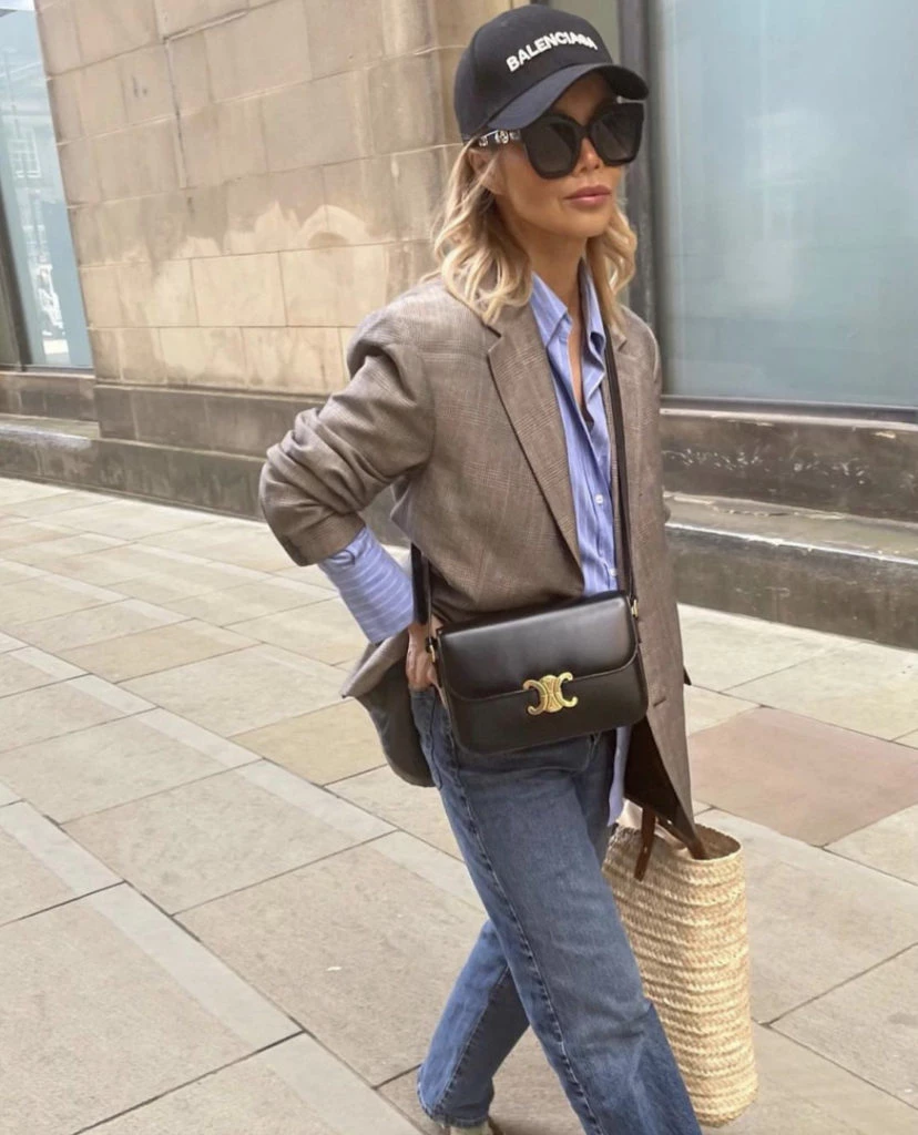 Camisa a rayas para este look impecable. Foto @dimodaa.