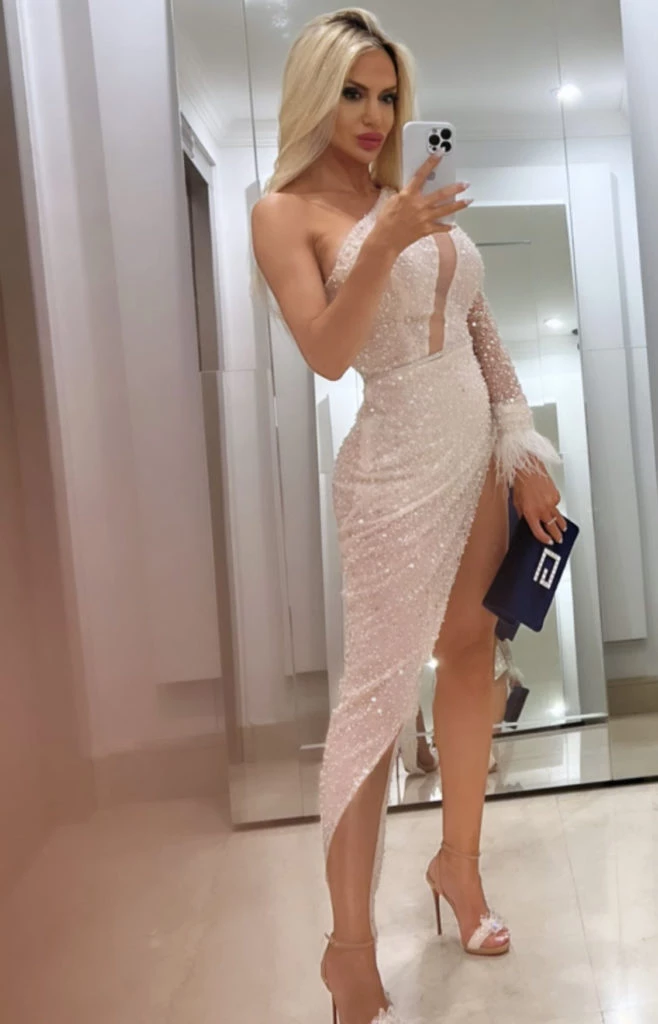 Luciana Salazar llena de brillos para asistir a una cena benefica. Foto Instagram.