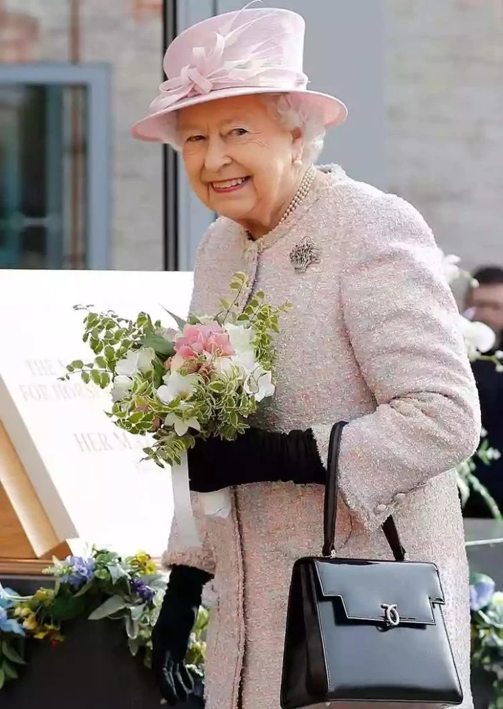 La Reina Isabel y su mítica cartera. Foto Pinterest.