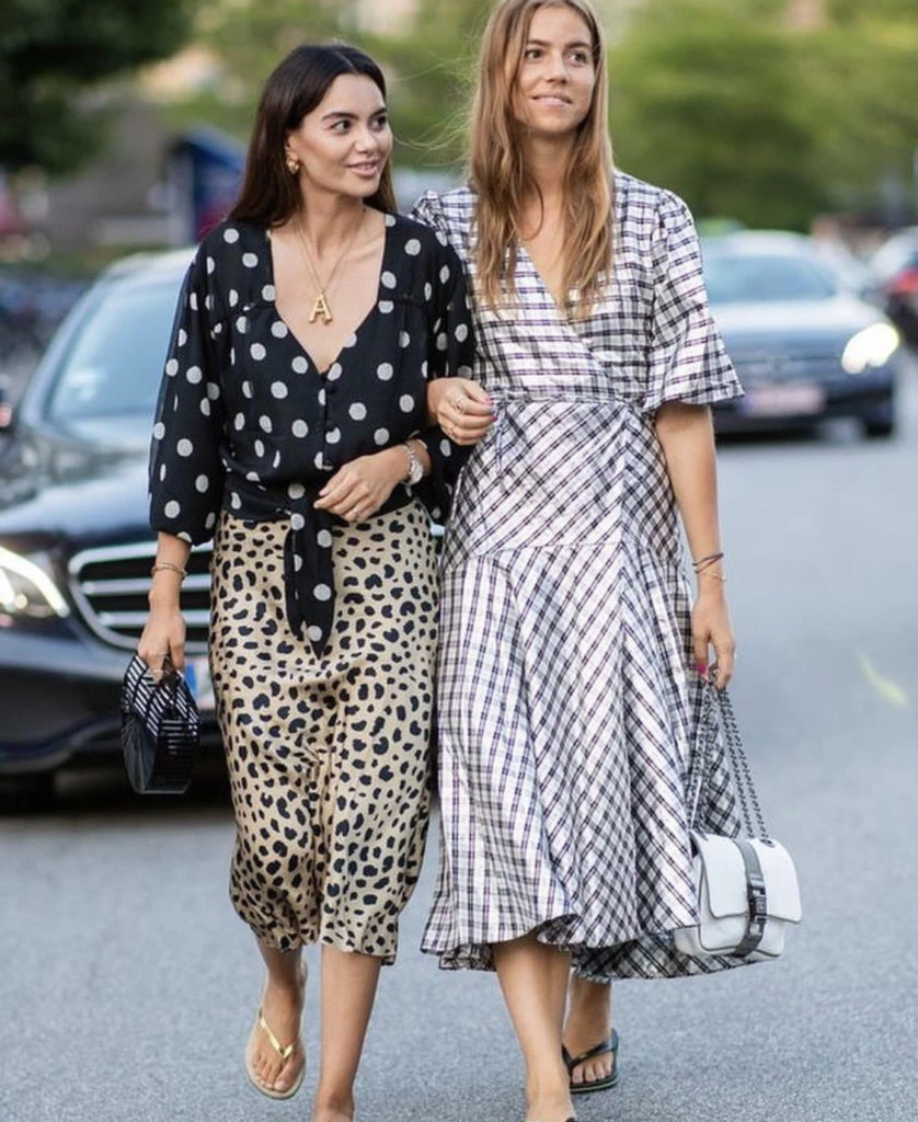 Amigas que apuestan por los estampados. @styleandthebeach.