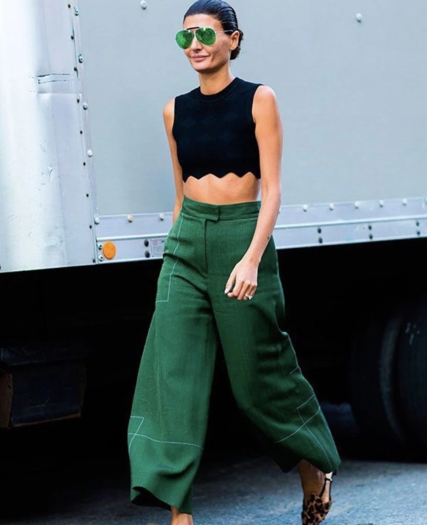 
Pantalón sastre con top negro. @dimodaa.