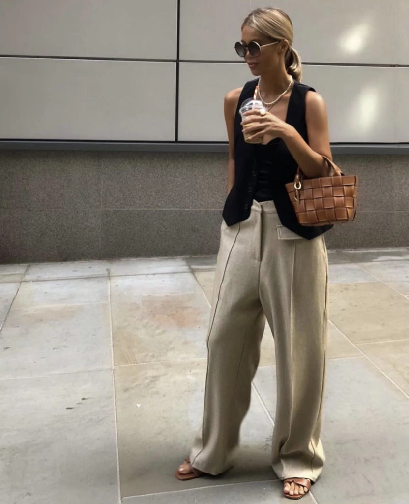 Pantalón con chaleco. Foto @styleandthebeach.