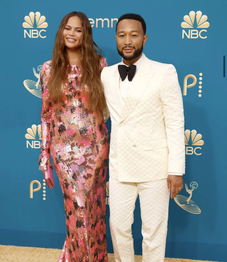 Chrissy Teigan y John Legend. Foto @thecut.