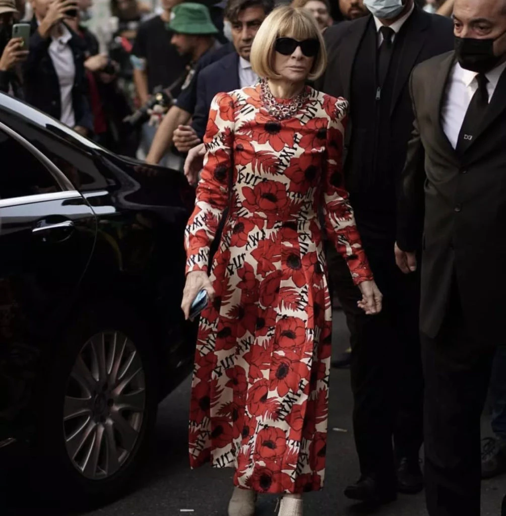 Anna Wintour con vestido floreado. Foto @juliannawild.
