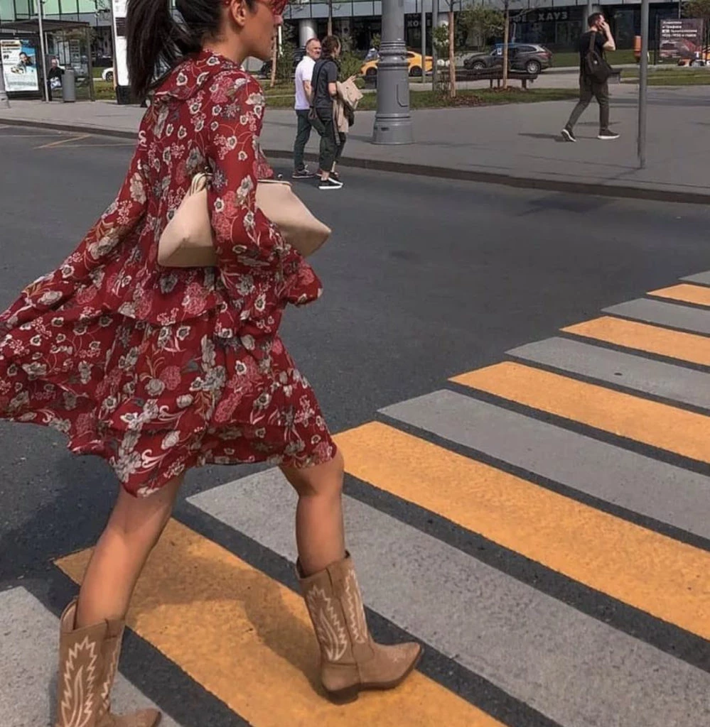 Un modelo corto con botas texanas. Foto @juliannawilde.