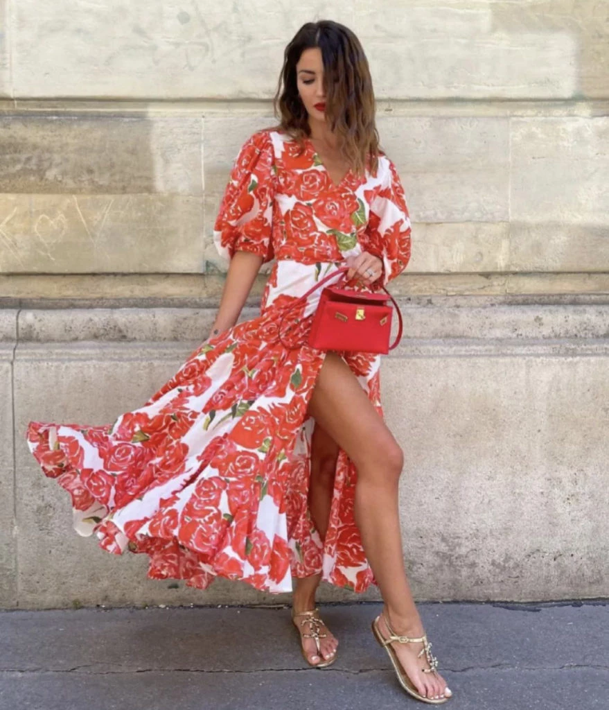 Entre rosas y un tajo muy sensual. Foto @juliannawilde.