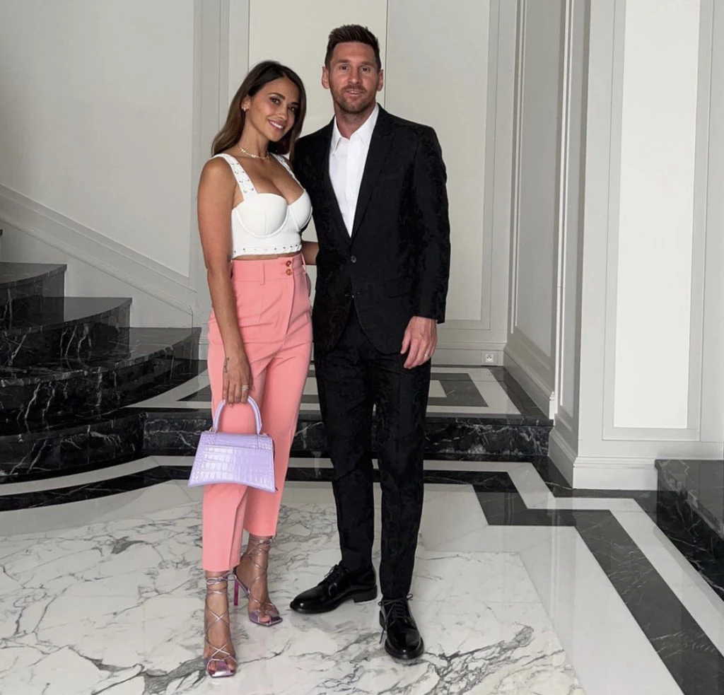 Antonela con Messi y su cartera Balenciaga. Foto Instagram.