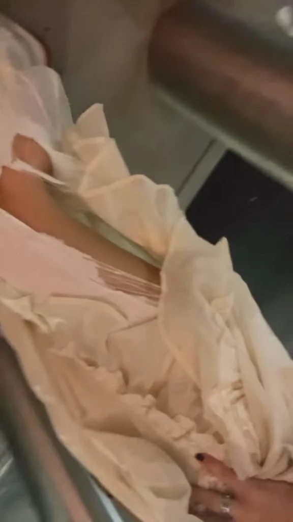 Así quedó el vestido vintage de la China Suárez tras un movimiento brusco