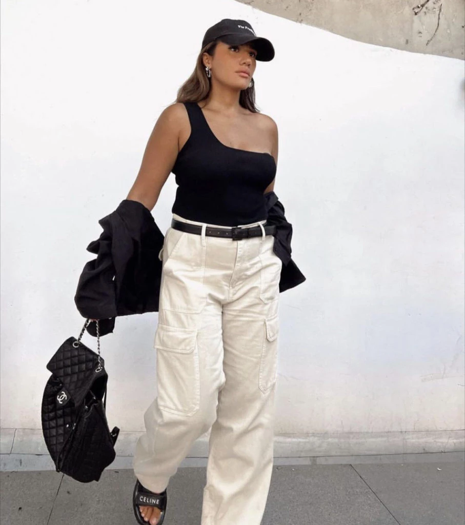 Un outfit con estilo cargo. Foto @styleandthebeach.