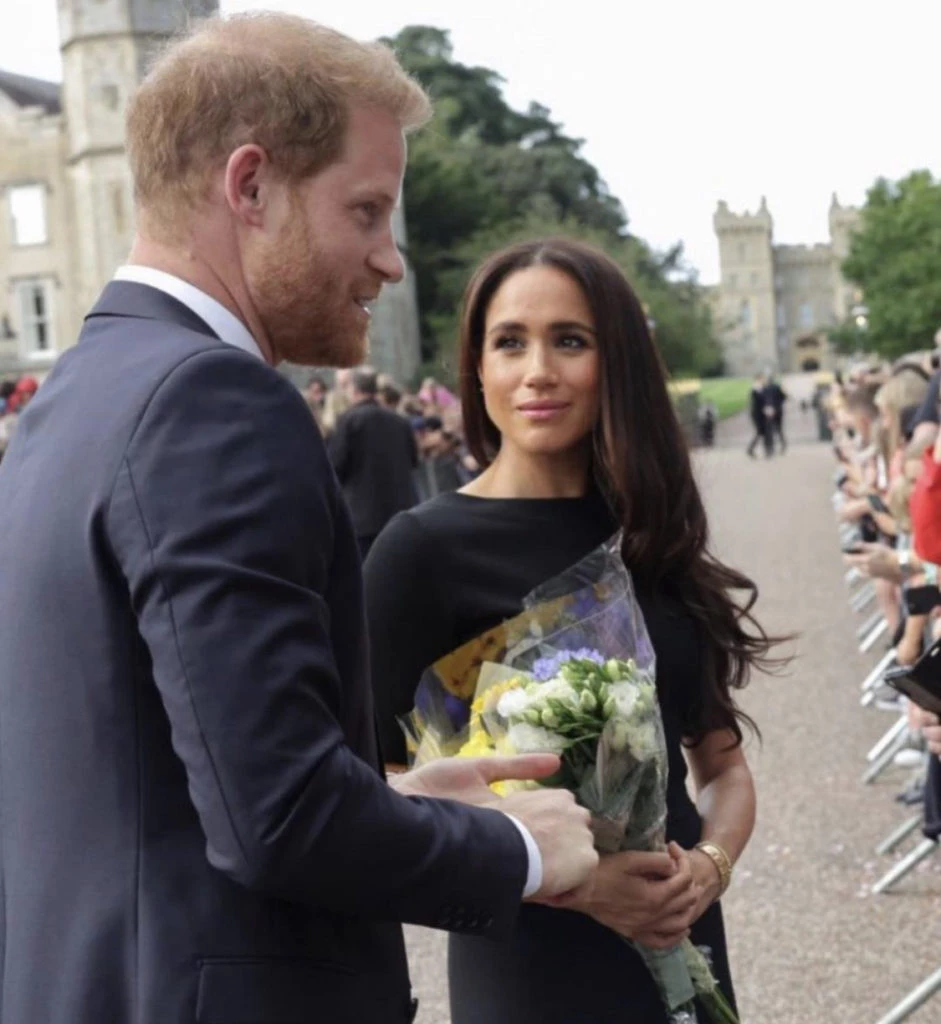 Harry y Meghan viendo los ramos de flores que el pueblo dejó como tributo a la Reina Isabel II. Foto Instagram.
