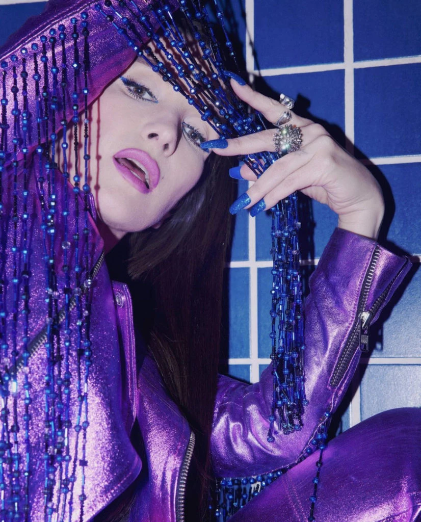 Las uñas, los flecos y las botas hacen juego con el top azul. Foto Instagram.