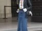 Falda de jean con blazer de cuero. Foto @dimodaa.