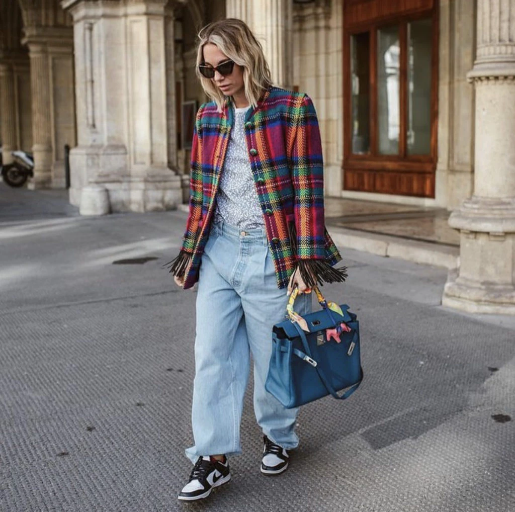 Con blazer escocés. Foto @styleandthebeah.