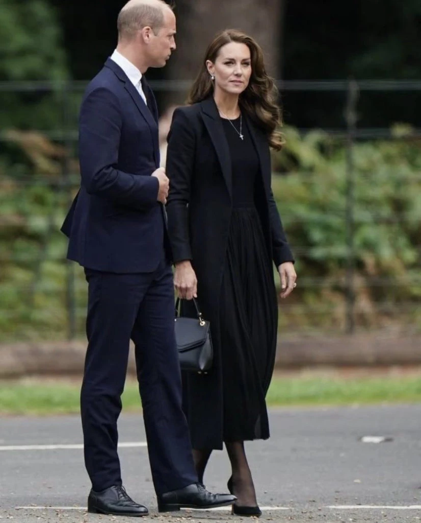 Los Príncipes de Gales salieron a hablar con el público con este look. Foto @herroyalhighnesses.