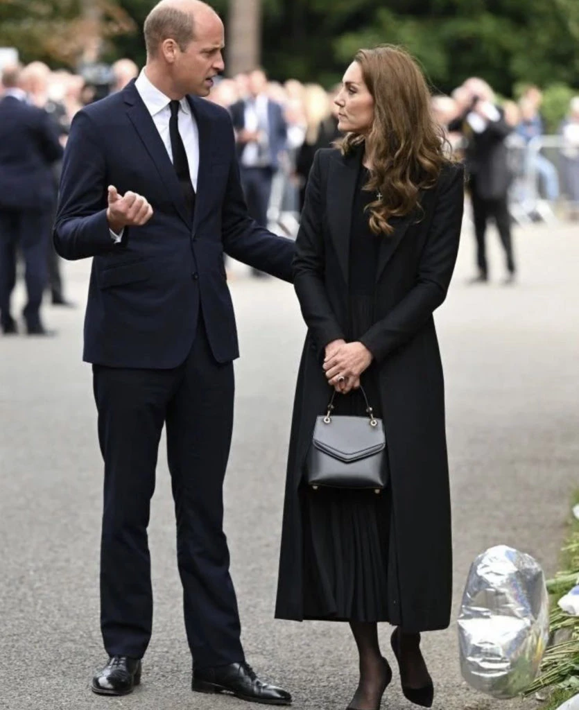 Los Príncipes de Gales salieron a hablar con el público con este look. Foto @herroyalhighnesses.