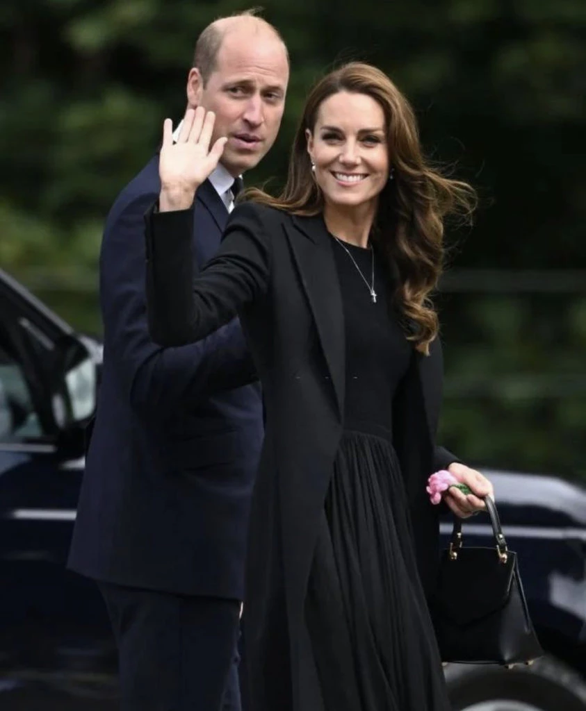 Los Príncipes de Gales salieron a hablar con el público con este look. Foto @herroyalhighnesses.