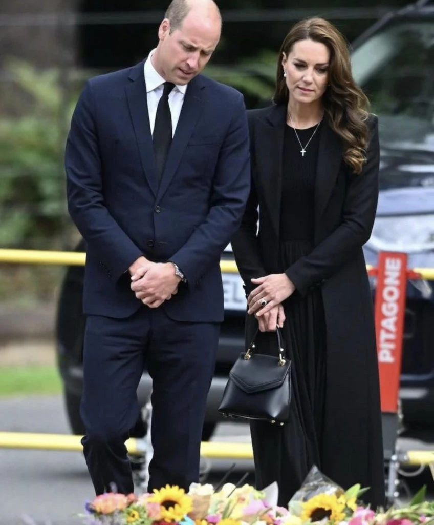 Los Príncipes de Gales salieron a hablar con el público con este look. Foto @herroyalhighnesses.