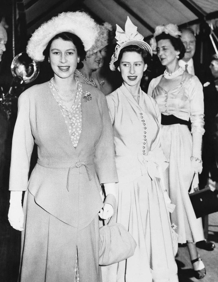 Las hermanas en un evento en Inglaterra. Foto: Pinterest. 