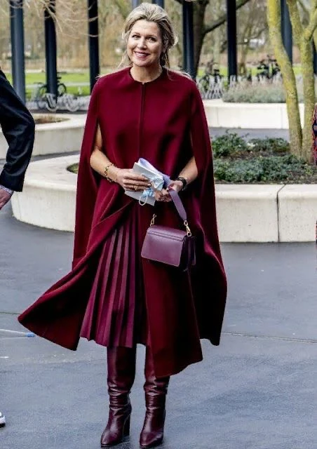 Falda plisada de cuero bordo. Foto: Pinterest.