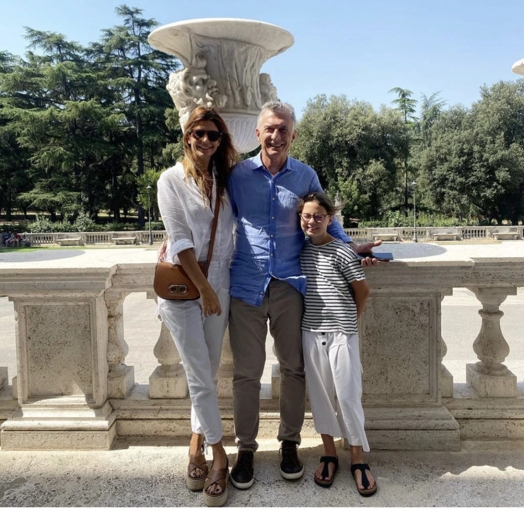 En familia y con un atuendo total white. Foto Instagram.