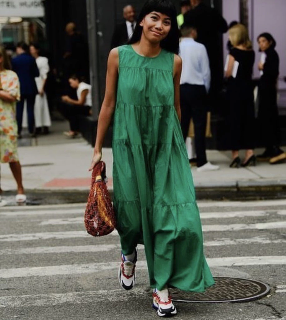 En maxivestidos el verde también va. Foto @juliannawilde.