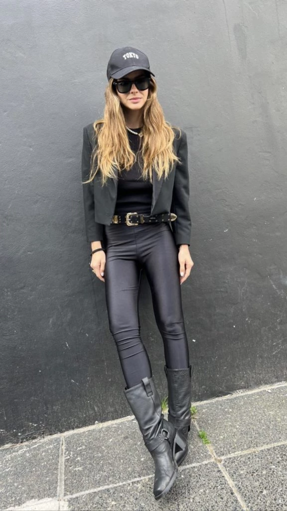 La China y su look total black. Foto: Instagram.
