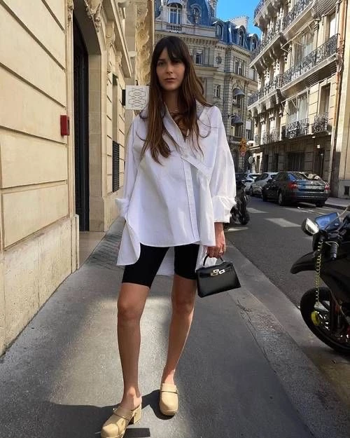 Un look con zuecos muy canchero. Foto: Pinterest.