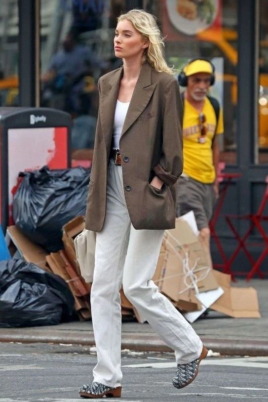 Elsa Hosk con un look clásico y unos zuecos que lo dicen todo. Foto: Instagram.