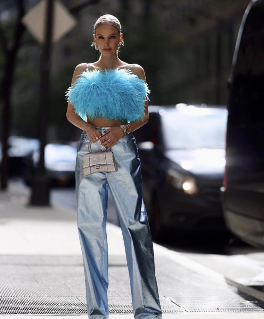 Leonie Hanne fue una de las primeras influencers en apostar por las plumas. Foto: Instagram.