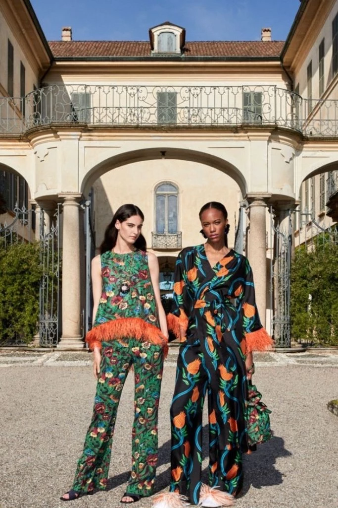 Las plumas ayudan a destacar los estampados. Foto @dimodaa.