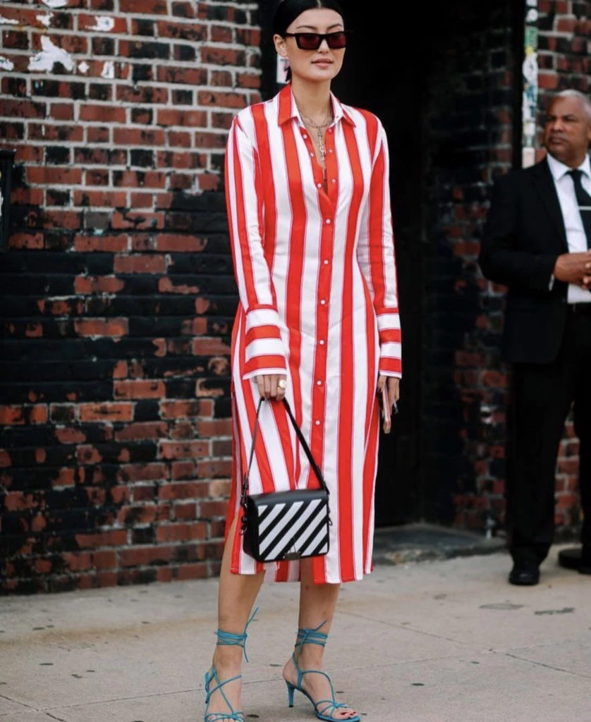 Vestido y camisa a rayas. Foto @dimodaa.