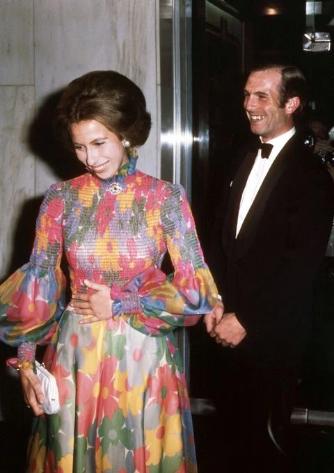 Con un vestido estampado a fines de los 70. Foto: Pinterest.