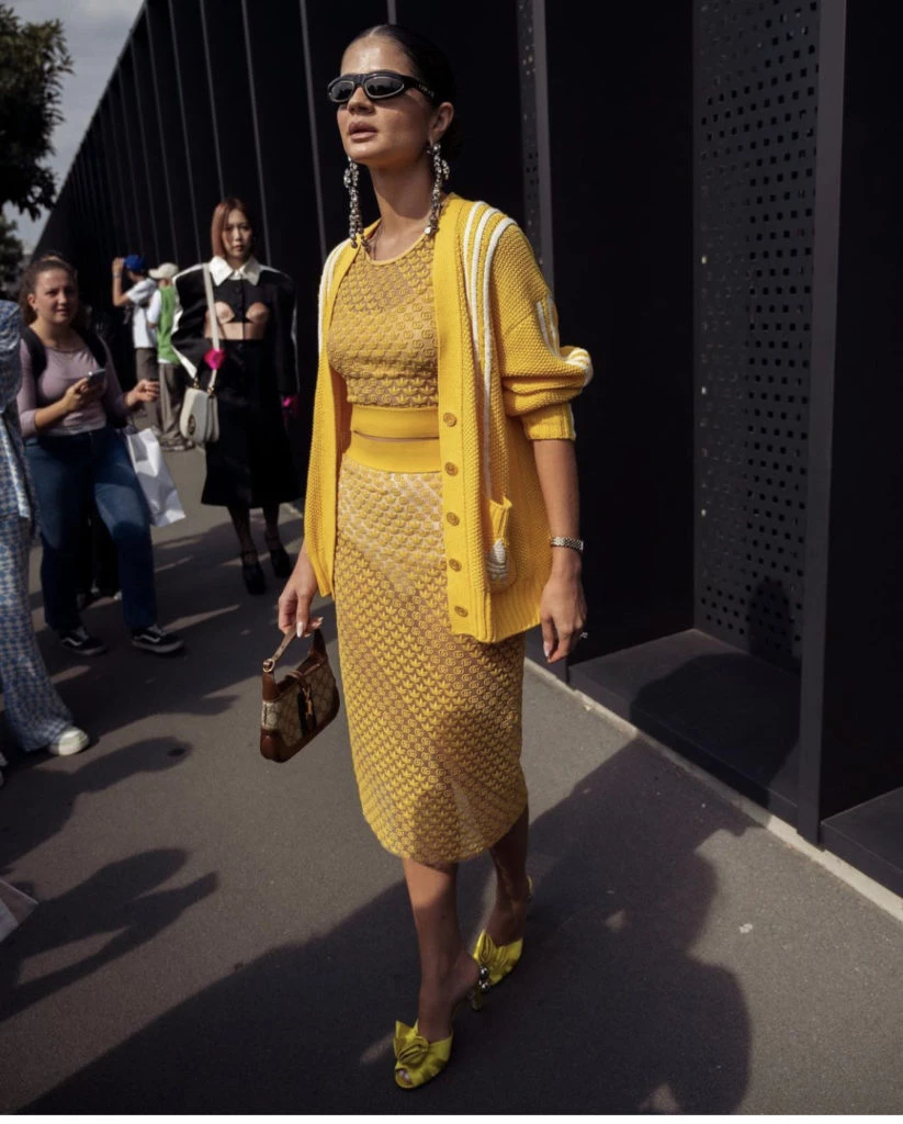 Vestirse íntegramente de un solo color es lo que va. Foto Instagram.