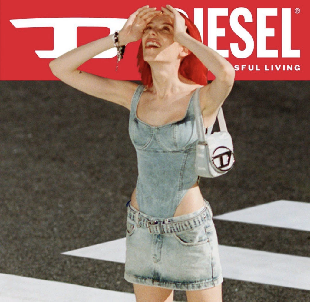 Nueva campaña de Diesel con look denim total y su icónica cartera. Foto: Instagram.