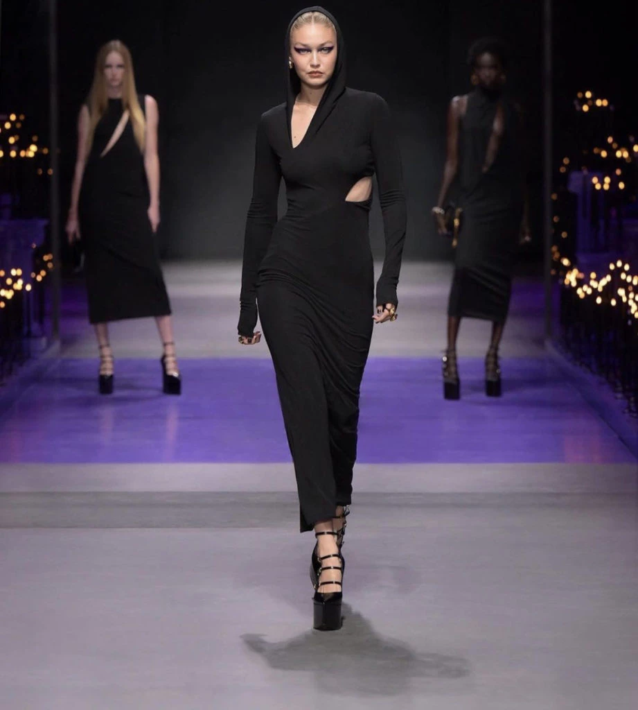 Gigi Hadid en la pasarela de Versace. Foto: Instagram.