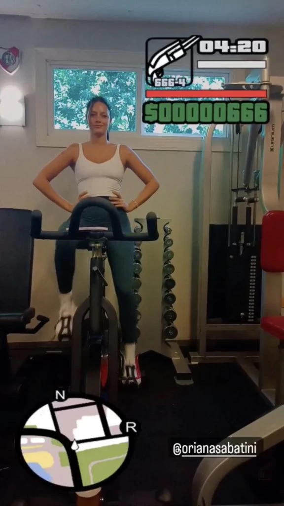 Oriana haciendo bici fija. Foto: Instagram.