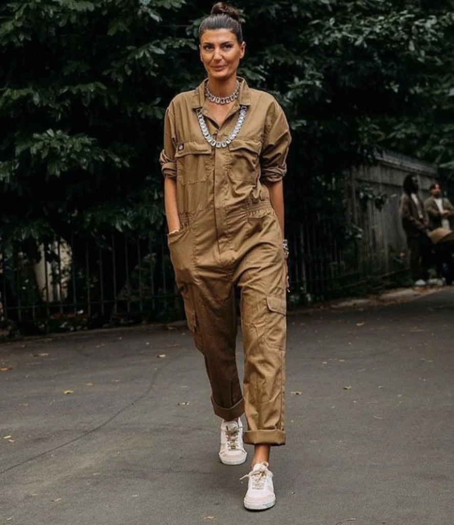 Giovanna Engelbert con un mono en color camel. Foto: styleandthebeach.