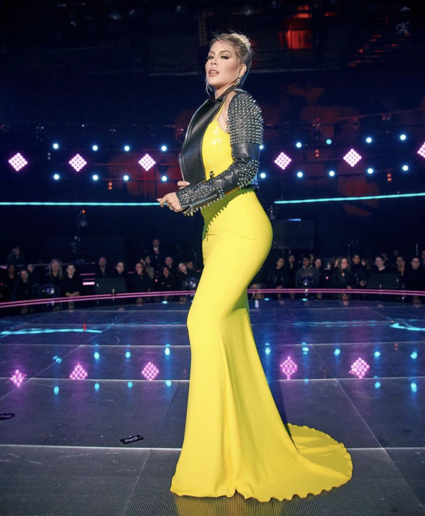 Vestido amarillo de Pronovias y campero de cuero de Philipp Plein. Foto: Instagram.