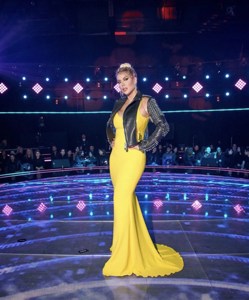 Vestido amarillo de Pronovias y campero de cuero de Philipp Plein. Foto: Instagram.
