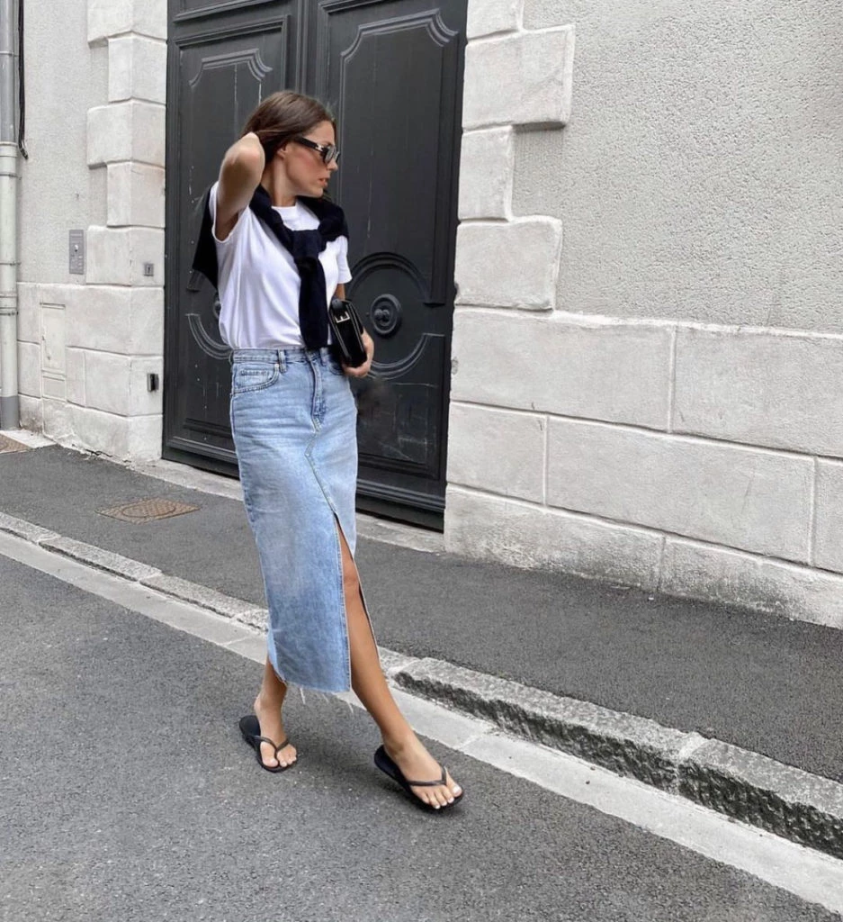 Falda de jean largo midi, básica blancas y ojotas negras. Foto: Instagram.