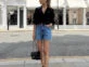 Un look con short/bermuda de jean y camisa negra. Foto: Instagram.