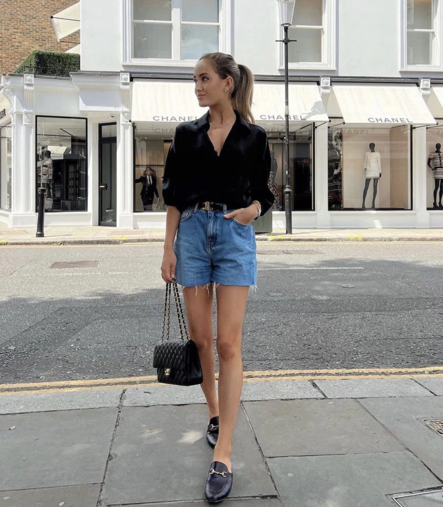 Un look con short/bermuda de jean y camisa negra. Foto: Instagram.