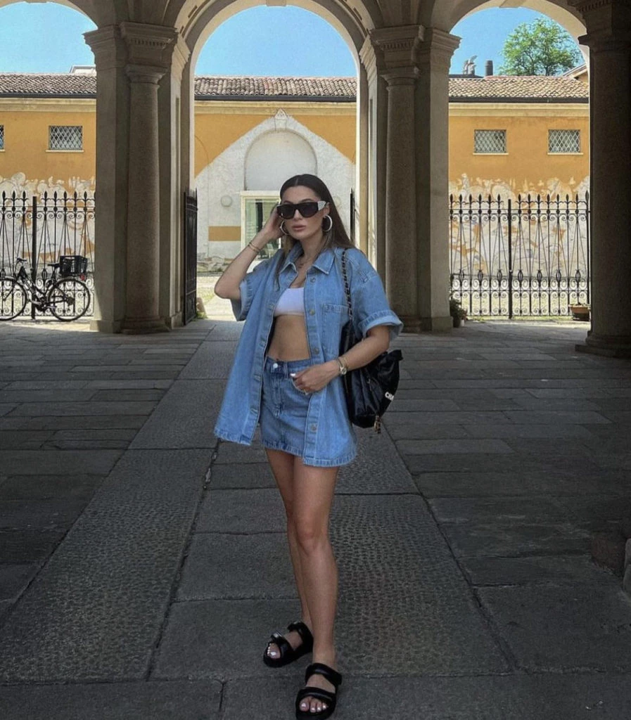 Mini y camisa de jean. Foto: Instagram.