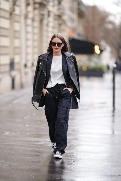 Pantalón cargo sastre y campera oversize de cuero. Foto: Pinterest.