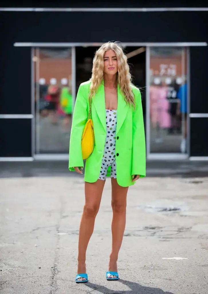 Catsuit corto con blazer neón. Foto: Pinterest.