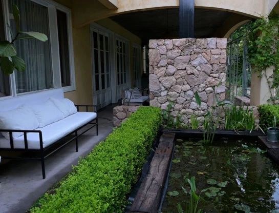 #ManualDeJardinería: recorremos un jardín con estanque repleto de plantas y buenas ideas de paisajismo