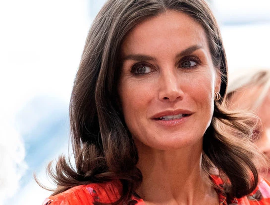 Letizia volvió a la actividad con un look "ganador" que rescató del placard: resta años