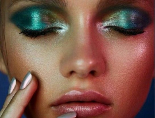 Make up en verde: la tendencia que potencia los ojos marrones
