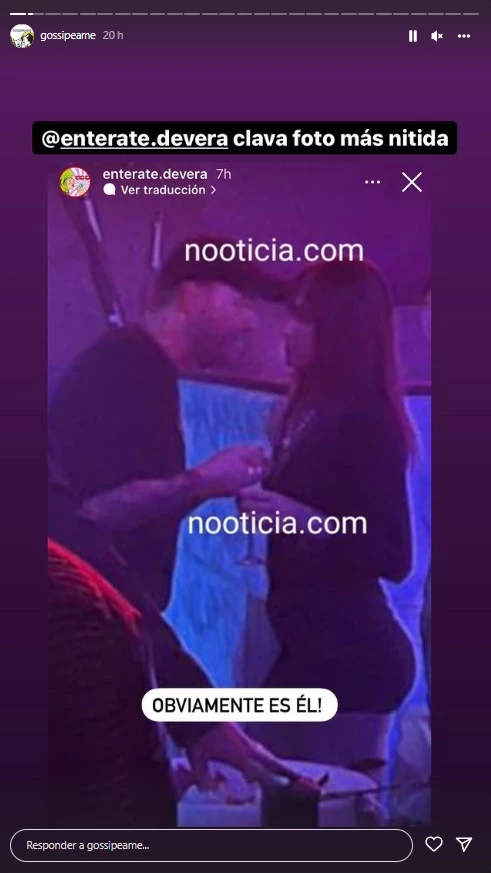 Marcelo Tinelli junto a una joven en un boliche